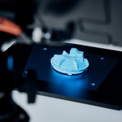 Skener využívá technologie proužkové projekce modrého světla.