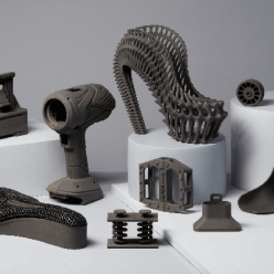 Sada různých funkčních dílů a prototypů ukazující reálné možnosti 3D tisku.