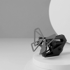 3D vytištěný model motýla mechanicky poháněného ozubeným kolem a hřídelemi.