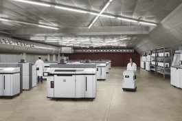 3D tiskárny HP ve výrobní hale obsluhované operátory