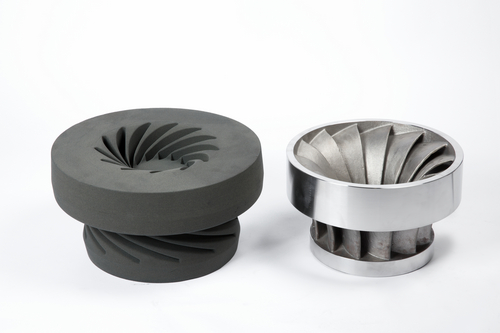 Forma z 3D tiskárny a finální kovový odlitek turbíny
