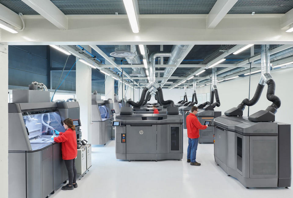 3D tiskárny HP ve výrobní hale obsluhované operátory