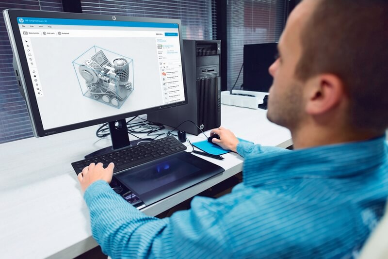Muž na monitoru počítače sestavuje tiskovou úlohu pro 3D tiskárnu