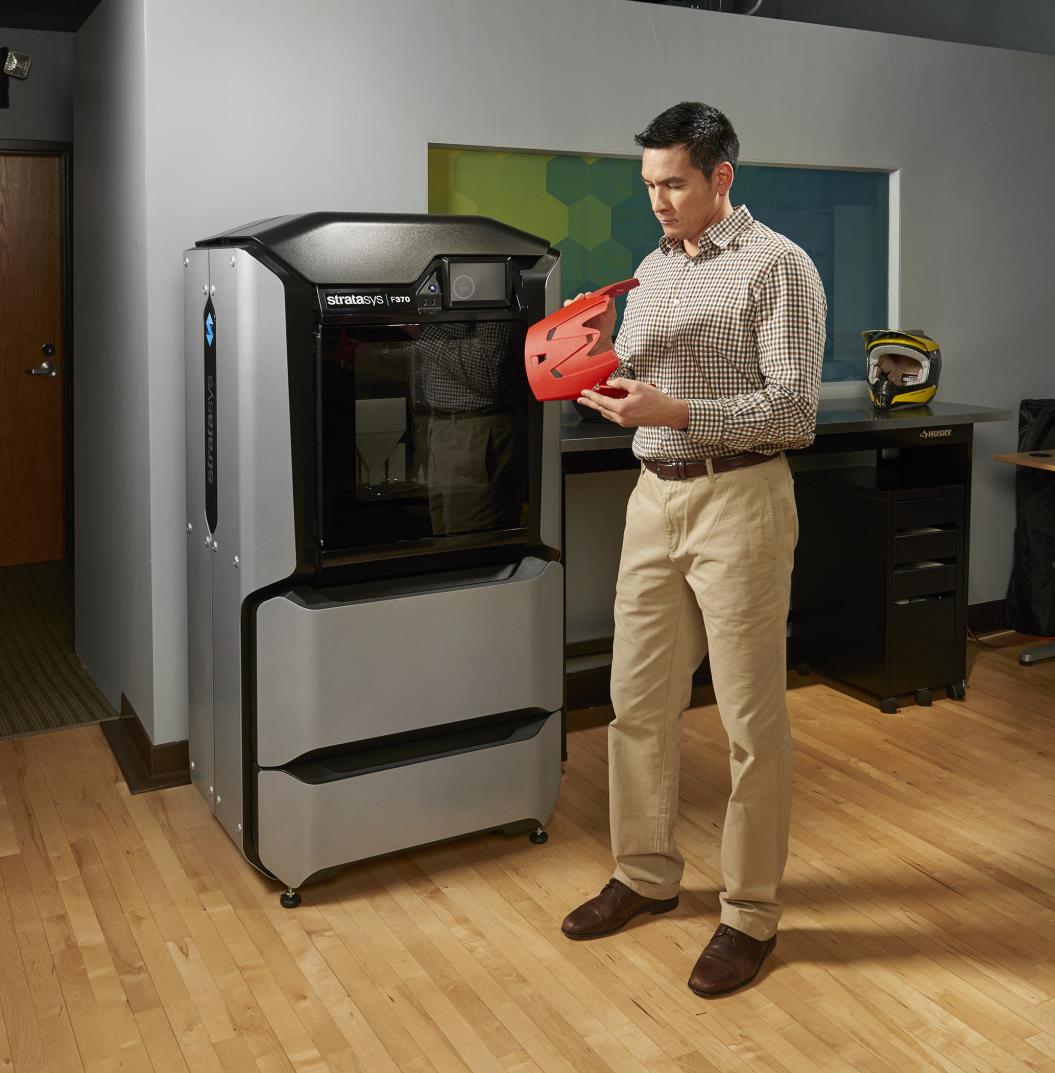 Muž drží výtisk vyndaný z 3D tiskárny F123